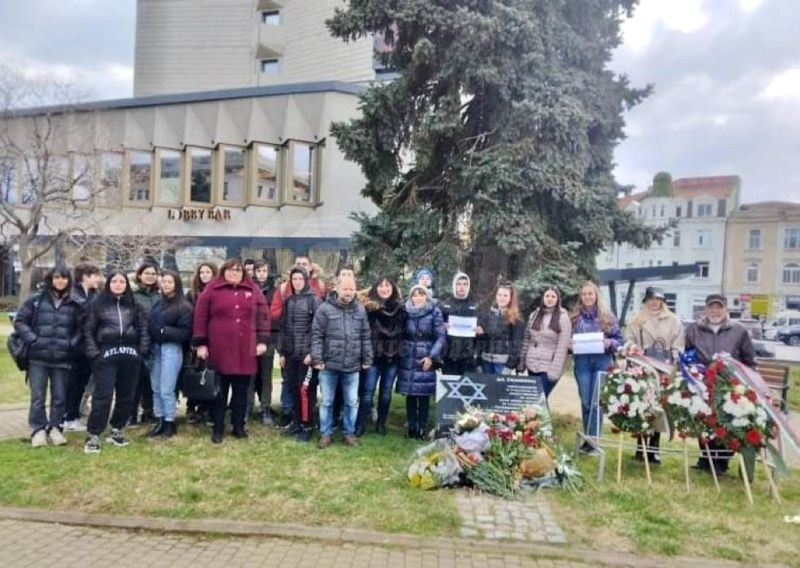 С жива верига Бургас каза „не на войната” и се поклони пред спасителите на българските евреи